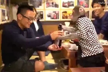 Video khỉ phục vụ ở nhà hàng Nhật Bản.