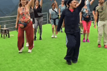 “Nghiện” điệu múa của chàng trai dân tộc, khách Tây hứa quay lại Việt Nam