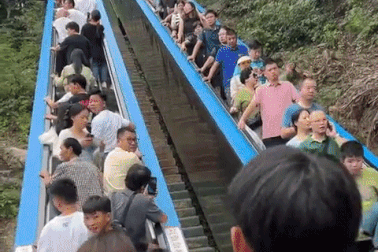 Tranh cãi leo núi bằng thang cuốn 34 tỷ đồng ở Trung Quốc