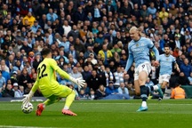 Man City thoát thua nghẹt thở trước 10 người của Arsenal