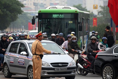 Buýt nhanh vẫn phải “ngụp lặn” trên làn đường dành riêng
