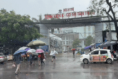 Bệnh nhân ăn mì tôm trong phòng trọ 5m2, vượt mưa bão đi xạ trị