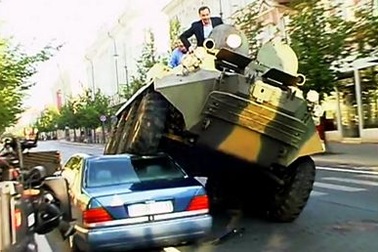 Thị trưởng cưỡi xe tăng đè bẹp ôtô đậu sai quy định