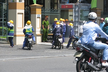 Công nhân môi trường đến Thành ủy "kêu cứu", đòi đại hội cổ đông