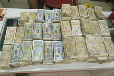 Nhân viên méo mặt vì khách mua iPhone 7 bằng tiền lẻ 1.000 đồng