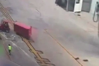 Chưa từng thấy: Chui qua máy soi hành lý để vào đường băng sân bay