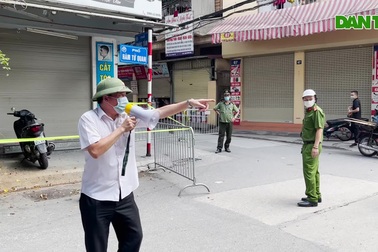 Lập rào phong tỏa, xét nghiệm hàng chục người ở phố Hàm Tử Quan