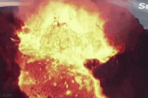 Khoảnh khắc máy bay không người lái lao thẳng vào miệng núi lửa phun trào