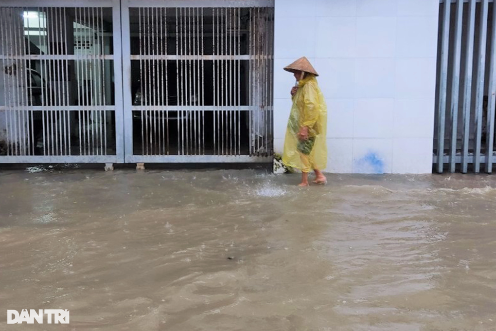 Nhiều tuyến đường bị ngập vì triều cường dâng cao sớm kèm mưa lớn - 5 Nhiều tuyến đường bị ngập vì triều cường dâng cao sớm kèm mưa lớn - 5