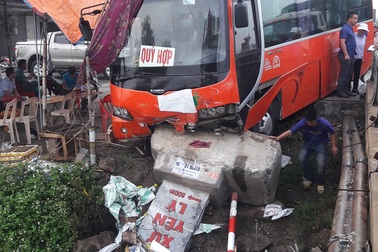 Tránh xe con, xe khách hất người đi xe đạp xuống sông