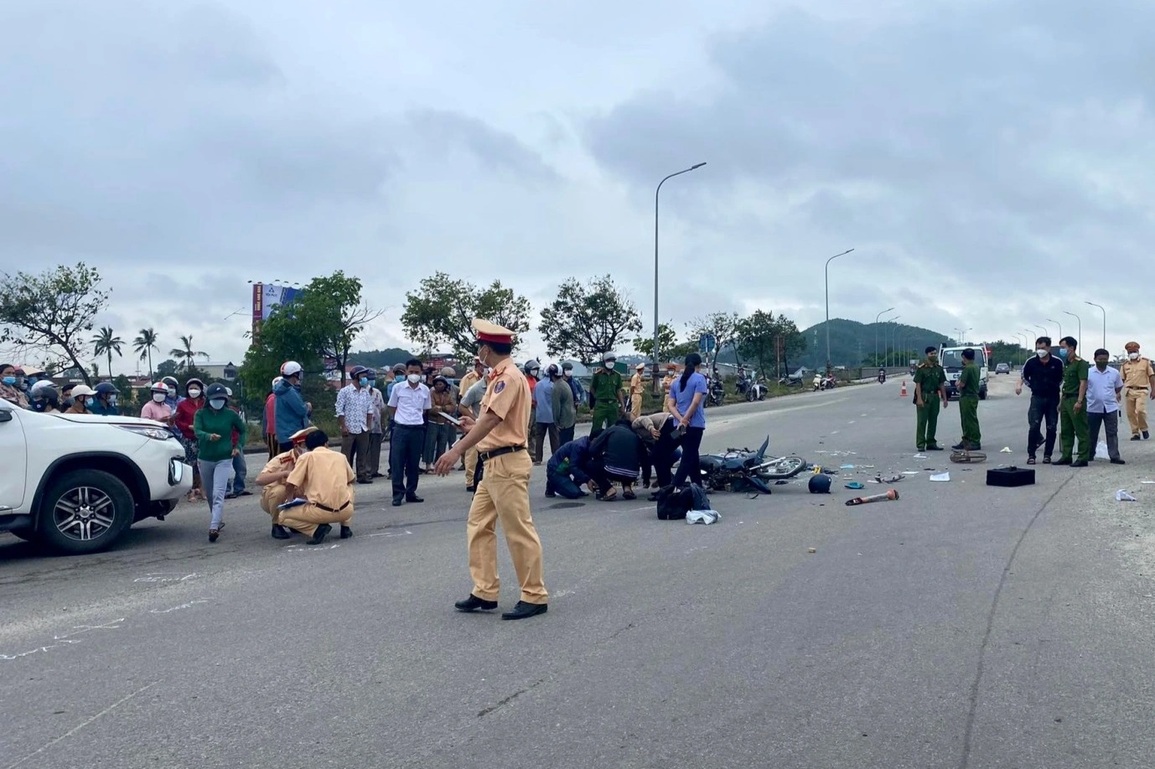 Đâm va với ô tô, 2 anh em thợ hồ thương vong trên đường đi làm - 1 Đâm va với ô tô, 2 anh em thợ hồ thương vong trên đường đi làm - 1