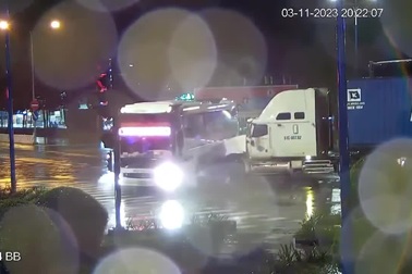 Tài xế container chuyển hướng ẩu, tông ngang hông xe khách