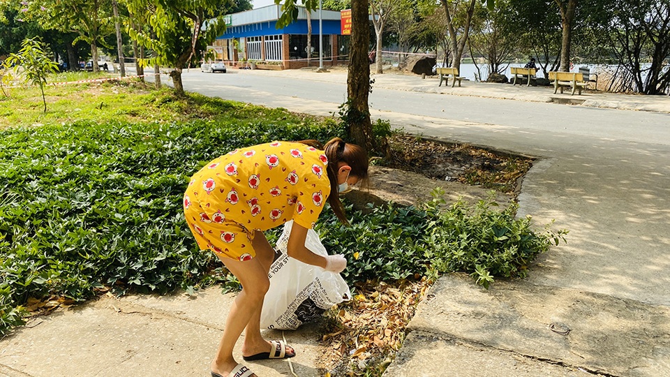 Võ Hoàng Yến dọn rác khu cách ly - 6 Võ Hoàng Yến dọn rác khu cách ly - 6