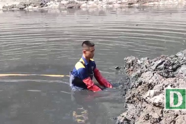 Hà Nội: Nạo vét hàng nghìn mét khối bùn dưới lòng sông Tô Lịch