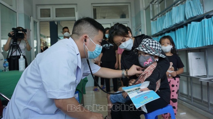Đối tượng khám bệnh tim sàng lọc miễn phí là trẻ em từ 0 đến dưới 16 tuổi. Ảnh baolaichau.vn