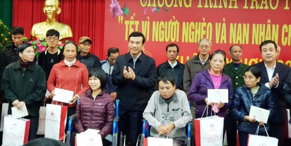 Đảm bảo mỗi hộ nghèo được nhận ít nhất một suất quà tết - 1 Đảm bảo mỗi hộ nghèo được nhận ít nhất một suất quà tết - 1