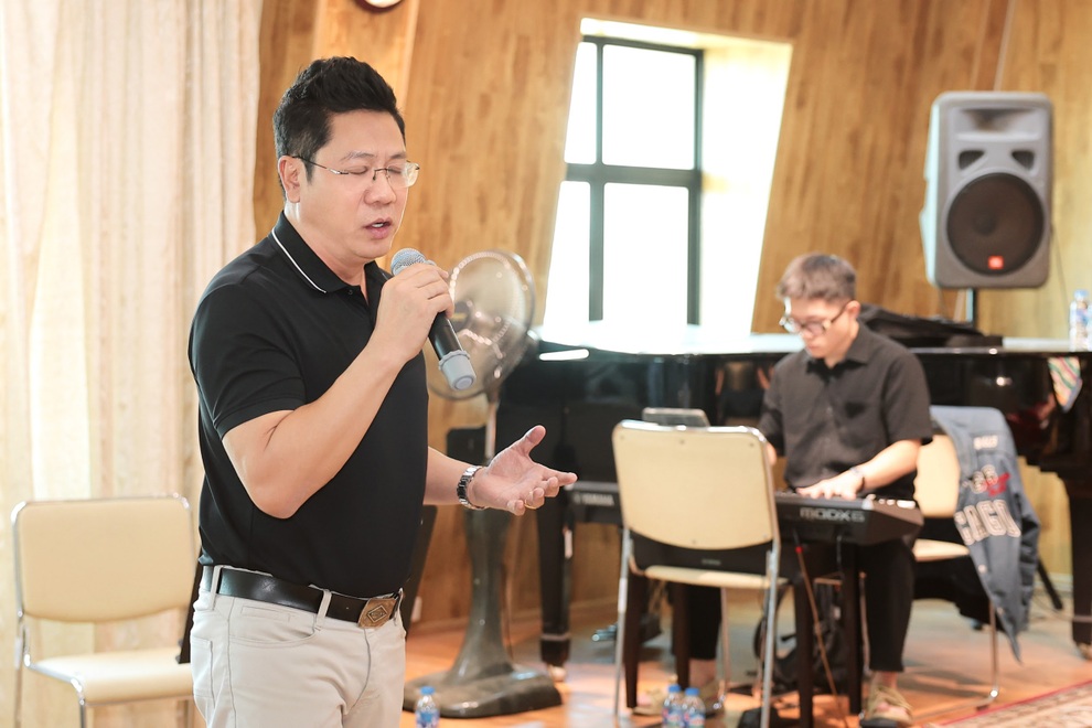 Der verdiente Künstler Tan Nhan enthüllte den besonderen Auftritt des verstorbenen Volkskünstlers Trung Kien - 3 NSƯT Tân Nhàn tiết lộ sự xuất hiện đặc biệt của cố NSND Trung Kiên - 3