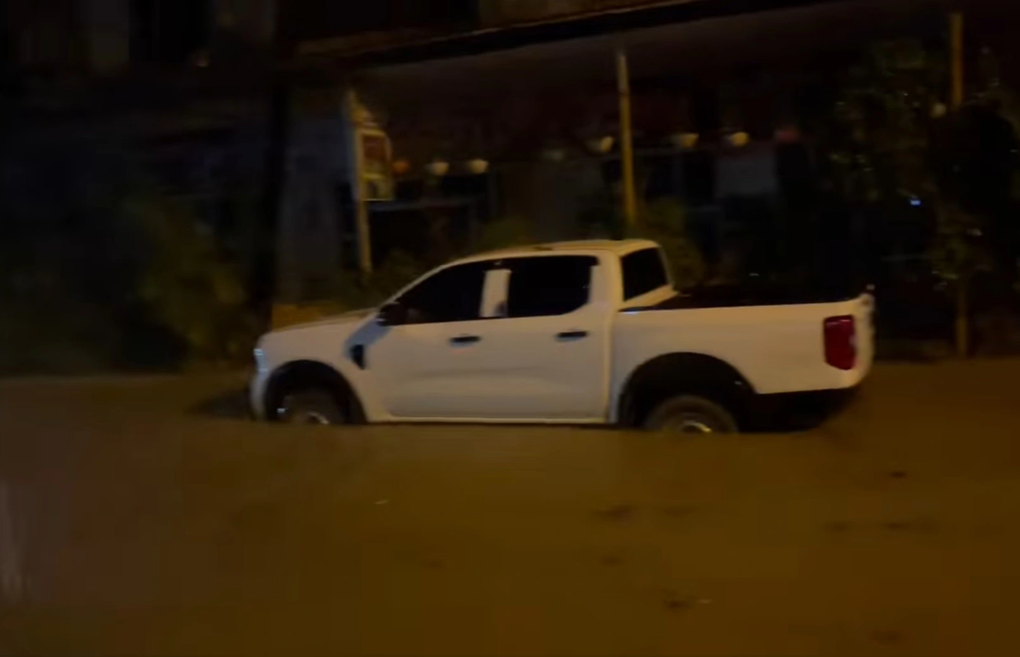 Mưa lớn kéo dài, phố núi Điện Biên bị ngập sâu cả mét - 5