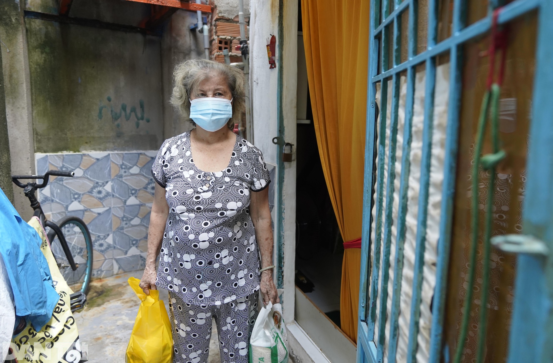 Người dân xóm trọ bật khóc khi nhận quà từ Tổ công tác đặc biệt Bộ LĐ-TBXH - 7