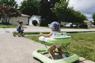 Tai nạn chực chờ khi cho bé dùng xe tập đi