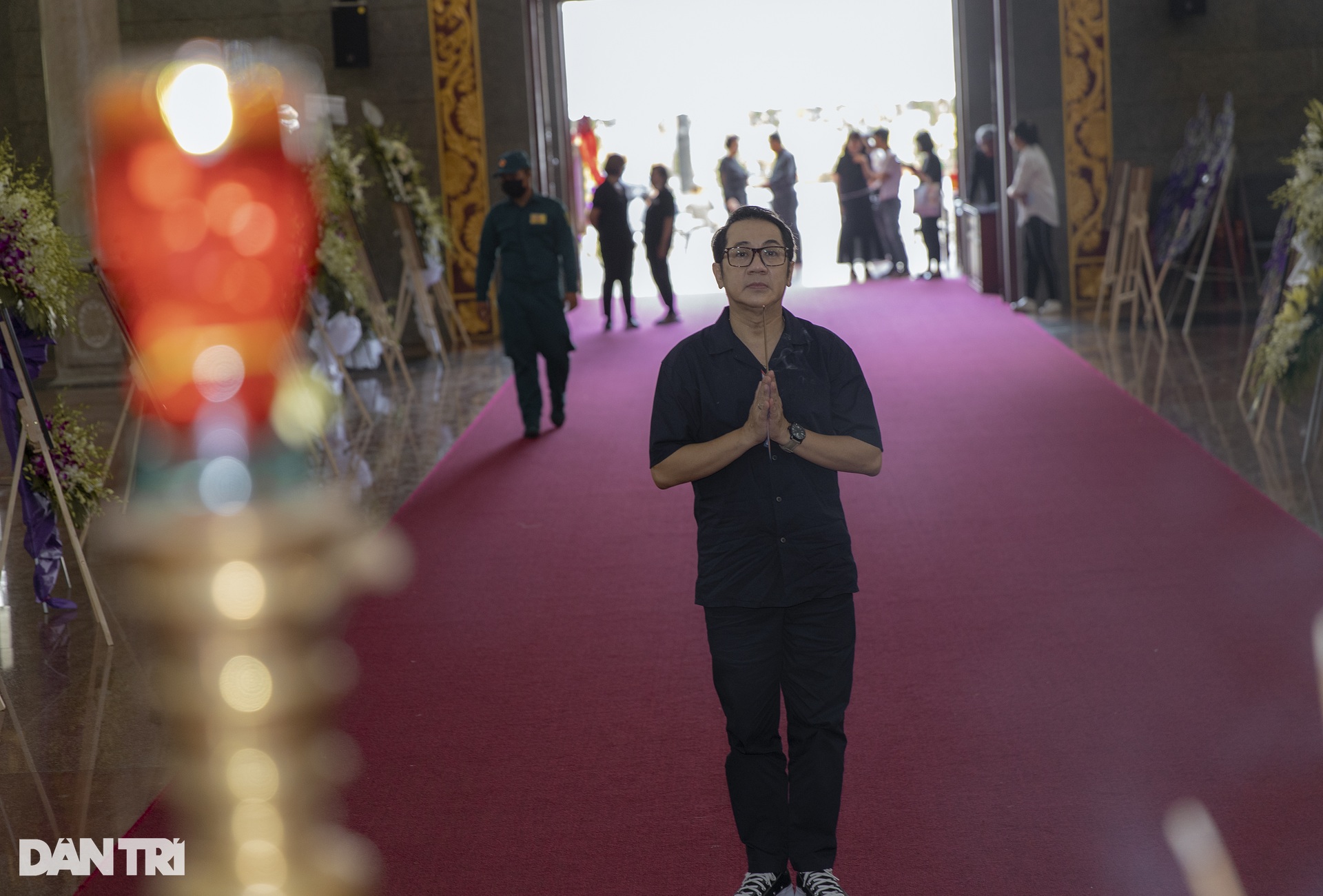 Đám tang minh tinh Thẩm Thúy Hằng: Các con tề tựu, NSND Kim Cương bật khóc - 14 Đám tang minh tinh Thẩm Thúy Hằng: Các con tề tựu, NSND Kim Cương bật khóc - 14