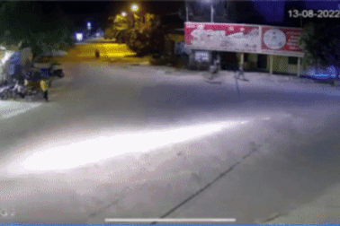 Xe bán tải mất lái đâm vào cột bê tông, nhiều người suýt mất mạng