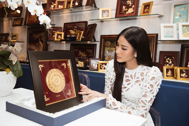 Bí mật tạo nên vẻ đẹp của món quà Hoàng Thùy dành tặng tổ thức Hoa hậu Hoàn vũ Thế giới 2019