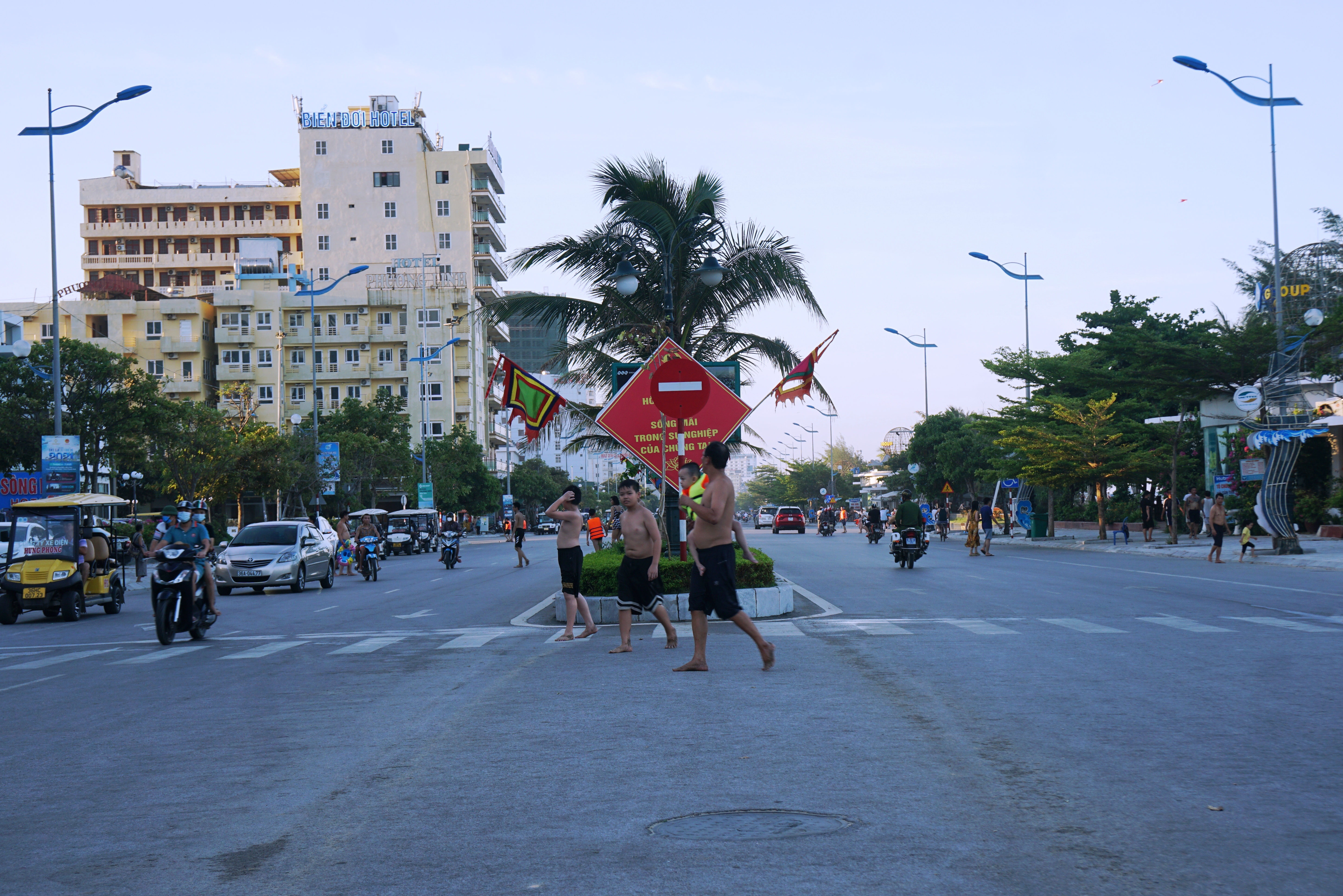 Biển Sầm Sơn đông nghịt người trong cái nắng như thiêu như đốt - 10 Biển Sầm Sơn đông nghịt người trong cái nắng như thiêu như đốt - 10