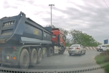 Dừng giữa khúc cua, ô tô con mắc kẹt dưới thùng xe đầu kéo