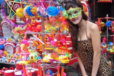 Tháo dỡ đèn lồng Trung Quốc có chữ "Tam Sa"