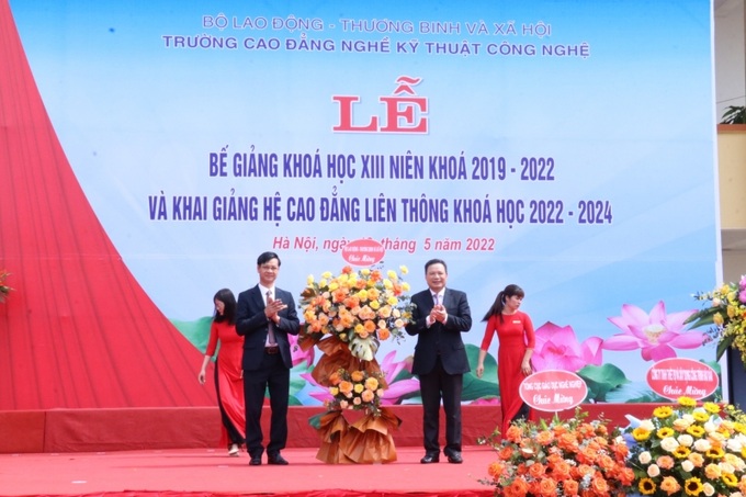 Thứ trưởng Bộ LĐ-TB&XH Lê Văn Thanh tặng hoa chúc mừng nhà trường