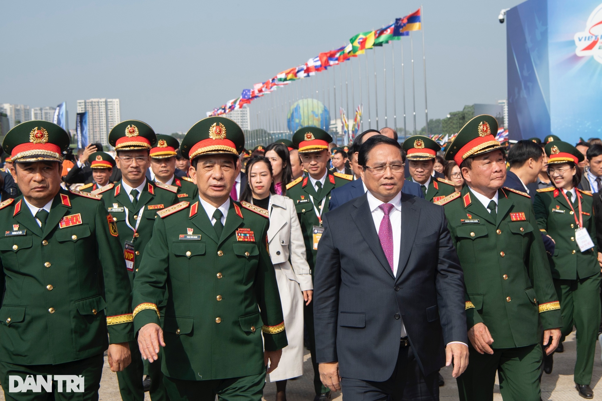 View - Thủ tướng Phạm Minh Chính tham quan khí tài hiện đại ở Triển lãm Quốc phòng | Báo Dân trí