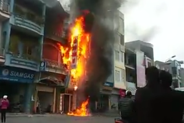 Thẩm mỹ viện cháy rụi, cả khu phố náo loạn