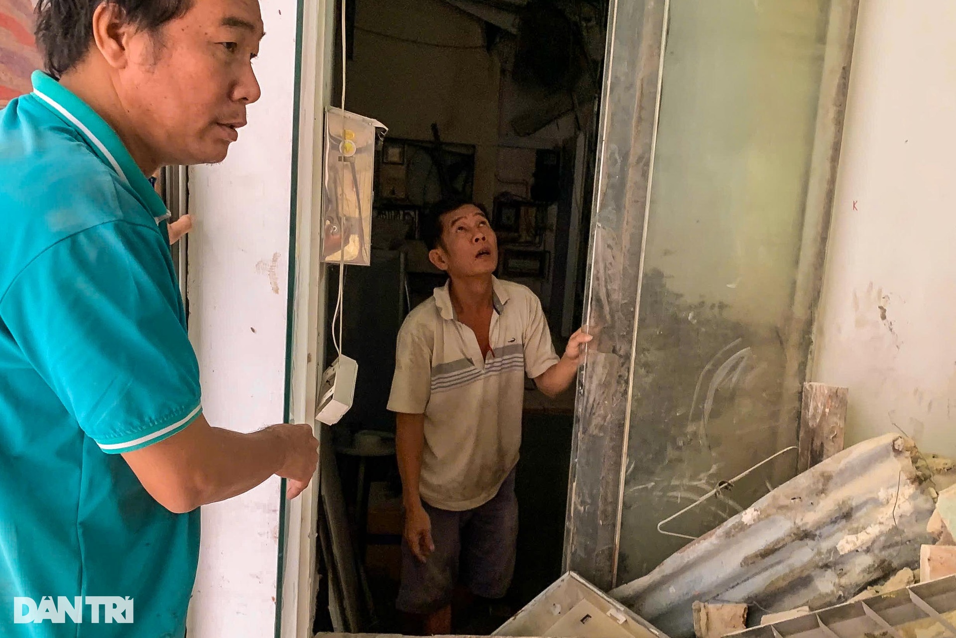 Hiện trường đổ nát tại tòa nhà vừa sập sàn ở trung tâm TPHCM - 8 Hiện trường đổ nát tại tòa nhà vừa sập sàn ở trung tâm TPHCM - 8