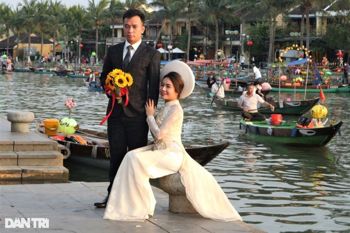 Du khách háo hức đến phố cổ Hội An đón Valentine - 7