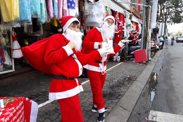 "Ông già Noel" xuống phố chào khách đi tặng quà