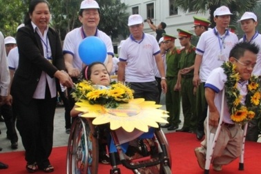 Chủ tịch nước “sánh bước yêu thương” cùng người khuyết tật