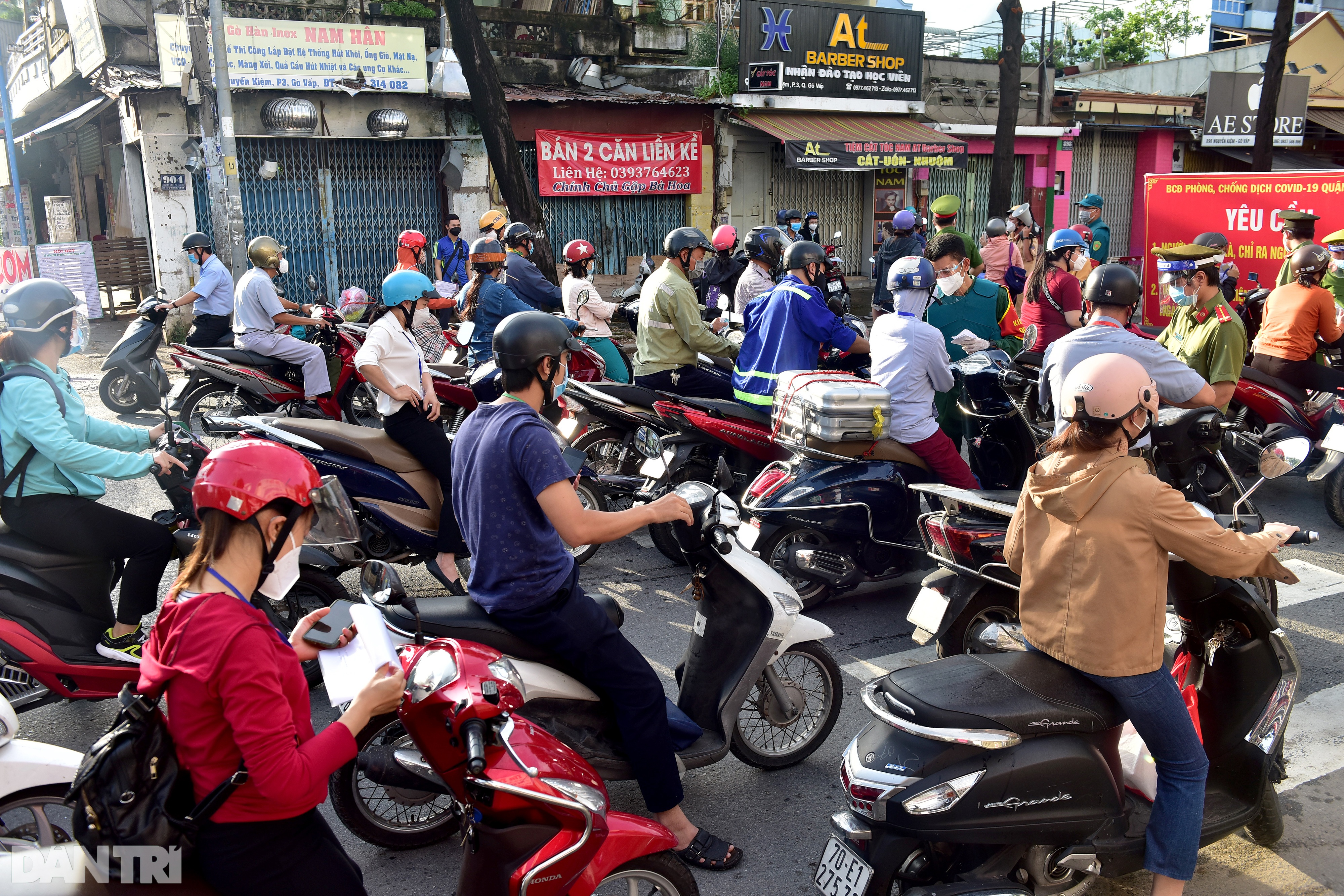 Hình ảnh ngày đầu quân đội tham gia siết chặt giãn cách xã hội ở TPHCM - 6 Hình ảnh ngày đầu quân đội tham gia siết chặt giãn cách xã hội ở TPHCM - 6