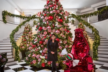 Gia đình cô Kim chi mạnh tiền mua cây thông Noel