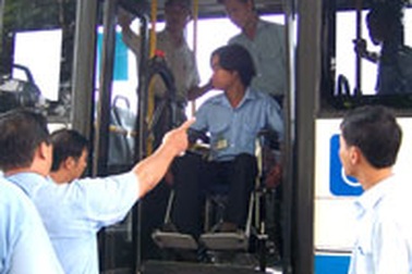 Đưa xe buýt đến gần người khuyết tật 