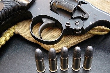 Để súng cướp cò gây thương tích người khác: Công an viên bị đình chỉ