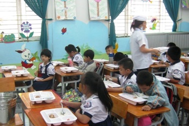 Học trò bán trú được chăm như... “gà công nghiệp”