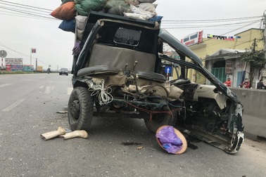 Hai công nhân chở rác bị xe container đâm nguy kịch