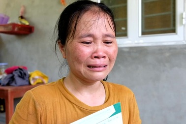 Chị Quyên xúc động khi nhận quà bạn đọc Dân trí ủng hộ