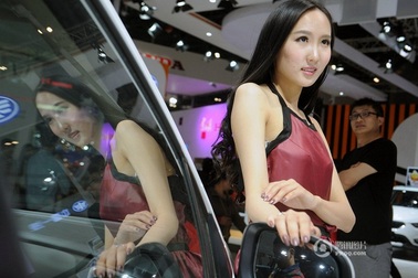 Trung Quốc: Hậu trường khó tỏ của người mẫu ô tô quyến rũ