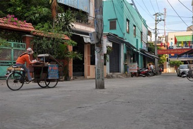 Cột điện nằm “chình ình” giữa đường