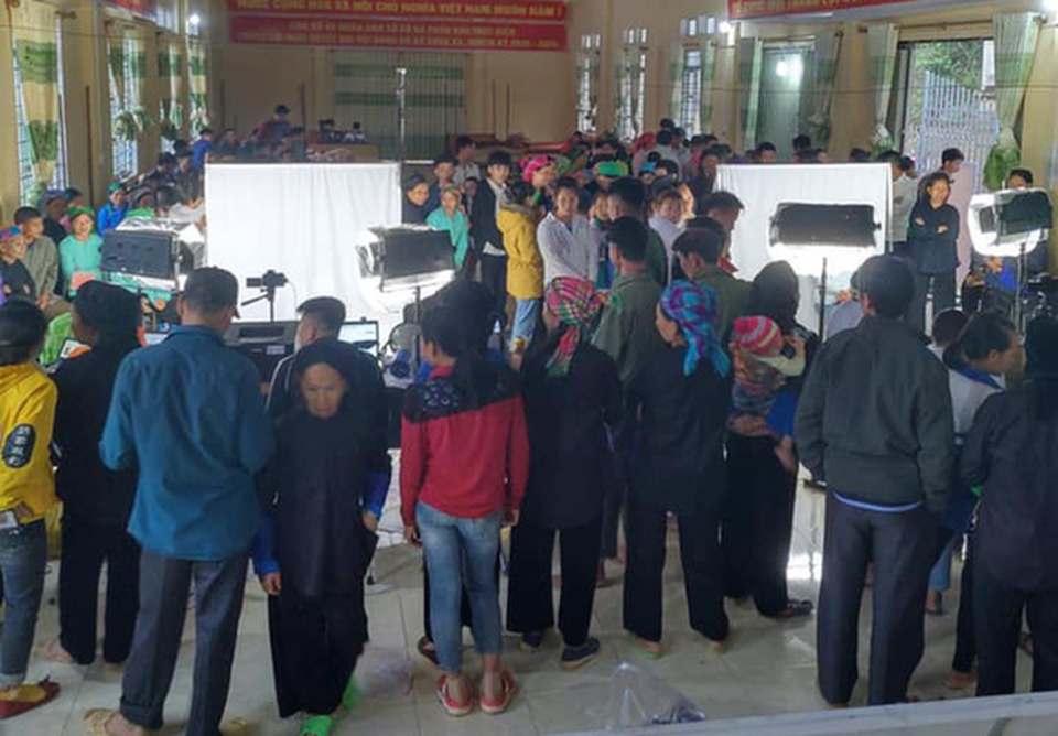 Xếp giường cho dân ngủ khi chờ làm... căn cước công dân - 4 Xếp giường cho dân ngủ khi chờ làm... căn cước công dân - 4