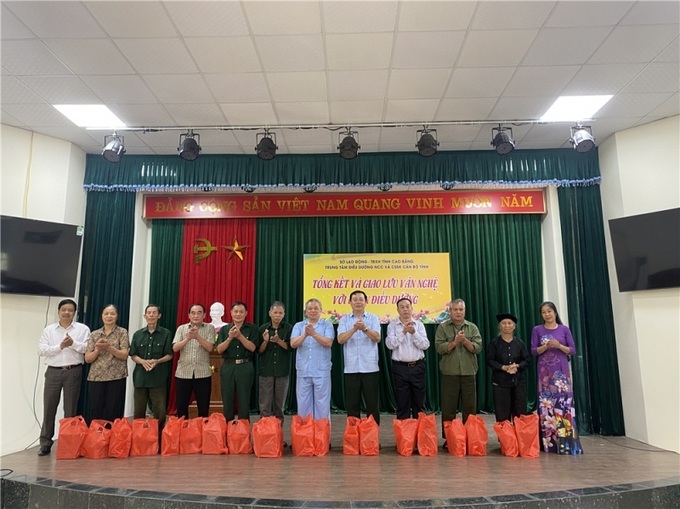 Lãnh đạo Trung tâm tặng quà cho đại biểu người có công đến điều dưỡng tại Trung tâm.