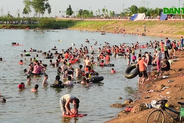Hà Nội nóng như "đổ lửa", người dân ngoại thành đổ ra "bãi biển" tắm giải nhiệt