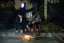 Tiểu thương đốt lửa sưởi ấm, thức xuyên đêm trông đào, quất Tết